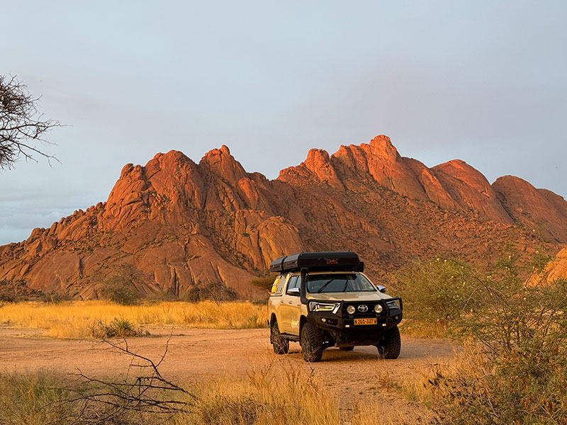 Asco 4x4 Autovermietung &ndash; Campen zwischen den Granitfelsen der Spitzkoppe in Namibia