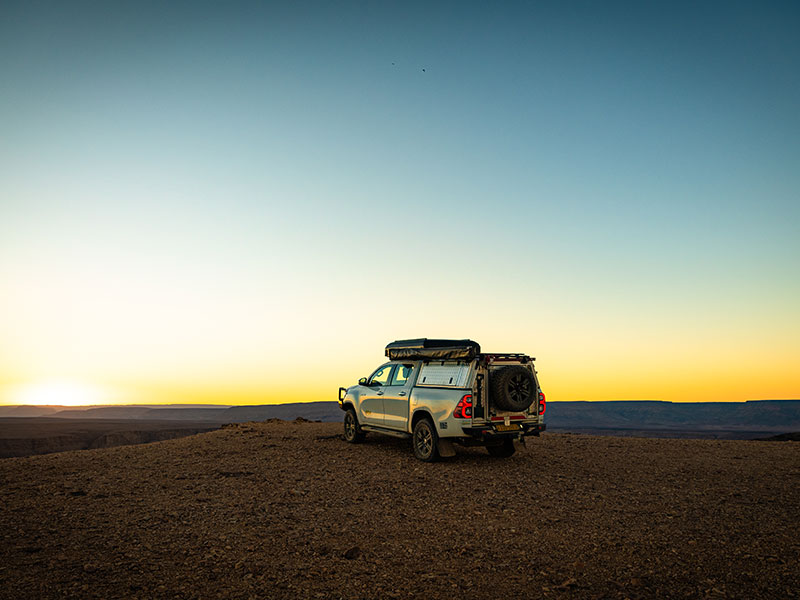 Asco 4x4-Mietwagen f&uuml;r Selbstfahrer, geparkt in der N&auml;he des Fish River Canyon in Namibia