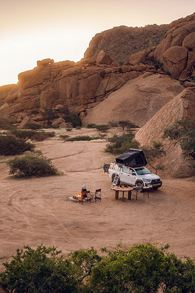 Asco Car Hire 4x4-huurauto aan het Kamperen bij Spitzkoppe in Damaraland met een kampvuur.