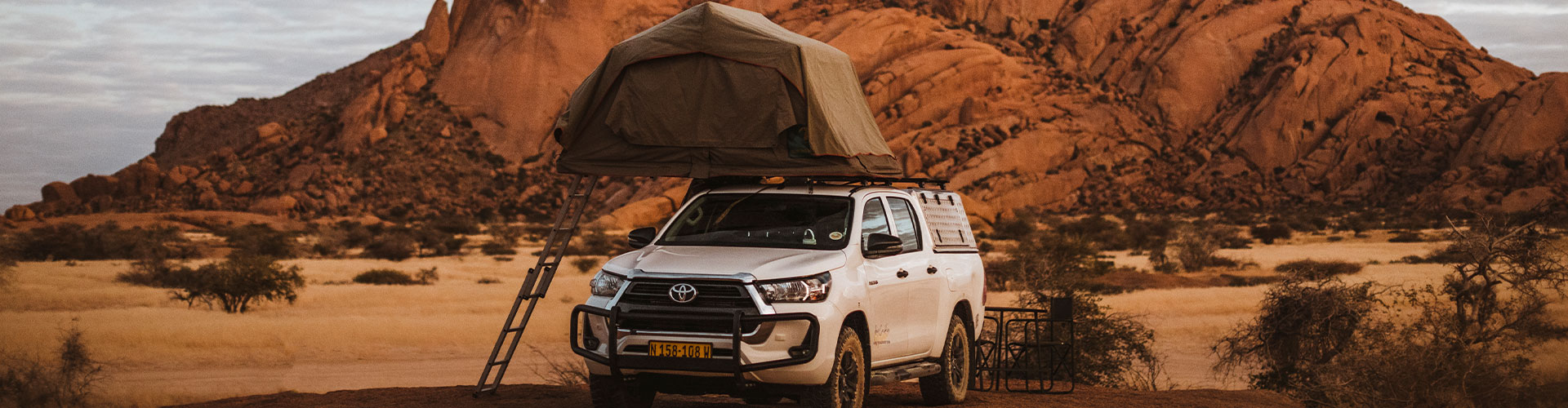 Asco Budget 4x4-huurauto voor self-drive (1&ndash;2 personen) met geopende daktent in de buurt van de Spitzkoppe in Damaraland