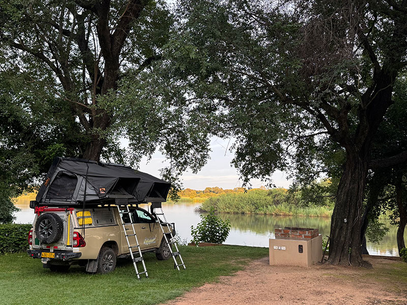 Asco 4x4 Car Rental aan het Kamperen met een 4x4-huurauto tijdens een self-drive-avontuur bij een rivier