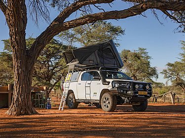 Asco Car Hire Autovermietung &ndash; 4x4-Fahrzeug mit Dachzelt in Namibia, Camping unter namibischen B&auml;umen