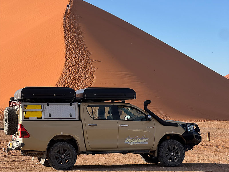 Asco 4x4 Autovermietung Geparkt in der N&auml;he von D&uuml;ne 45 im Namib-Naukluft-Nationalpark bei Sossusvlei.