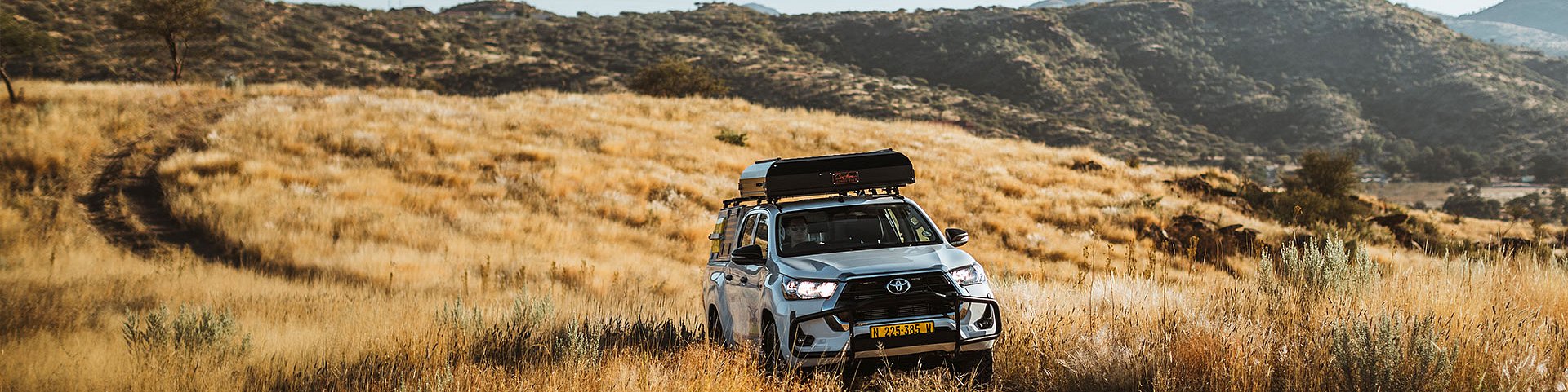 Asco 4x4-huurauto met daktent tijdens een rit door het Namibische landschap