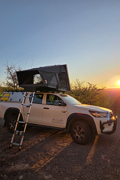 Asco Car Hire Toyota Hilux 4x4-Mietwagen in Namibia mit Dachzelt bei Sonnenuntergang