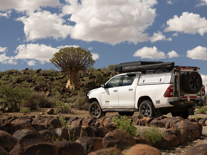 Asco Car Hire Toyota Hilux &ndash; Offroad-Fahren durch die charakteristische Landschaft Namibias mit K&ouml;cherb&auml;umen