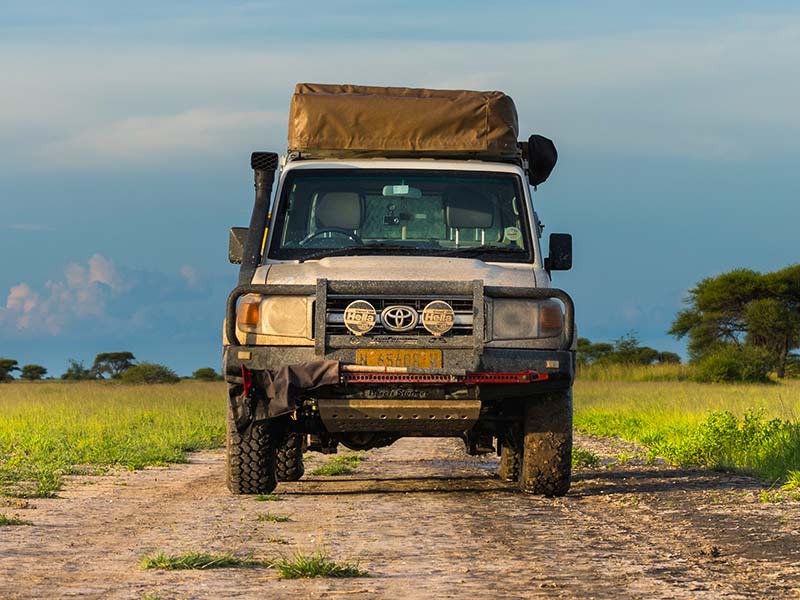 Budget-4x4-Allradwagen-Namibia-mit-Campingausrüstung-2-personen