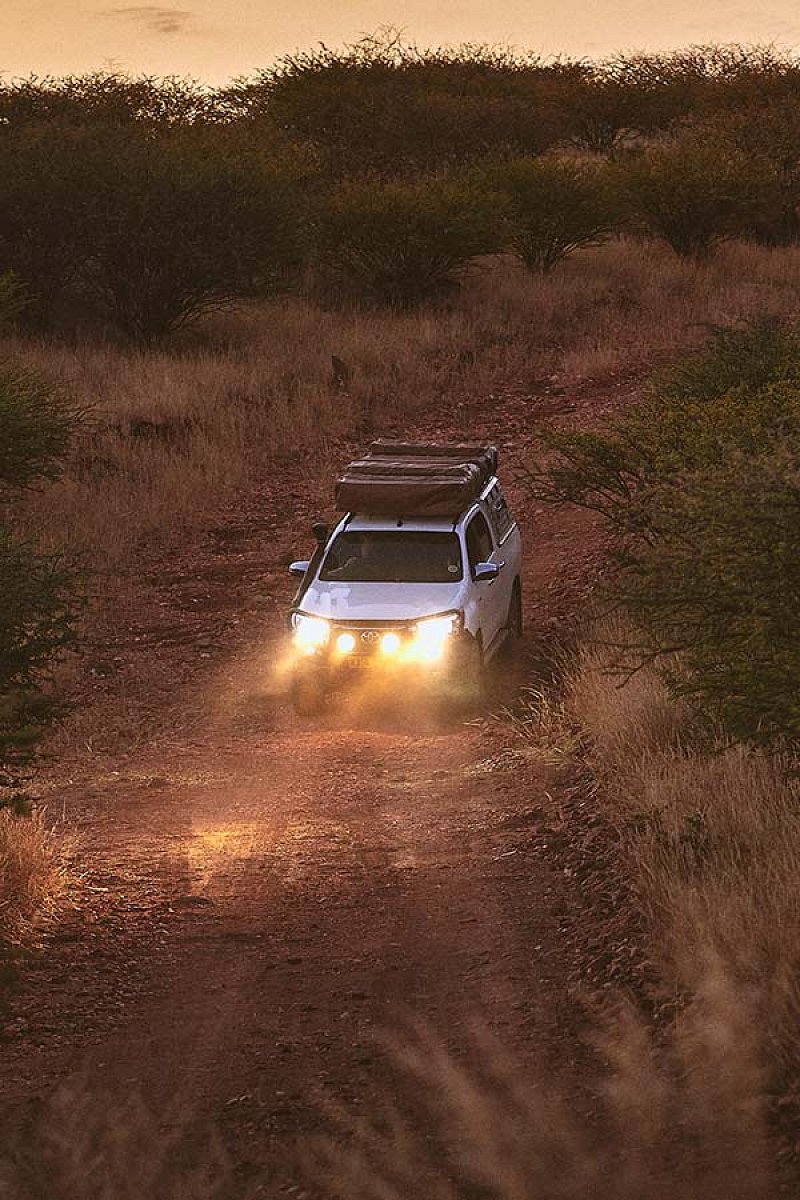 Budget-4x4-Allradwagen-Namibia-mit-Campingausrüstung-5-personen