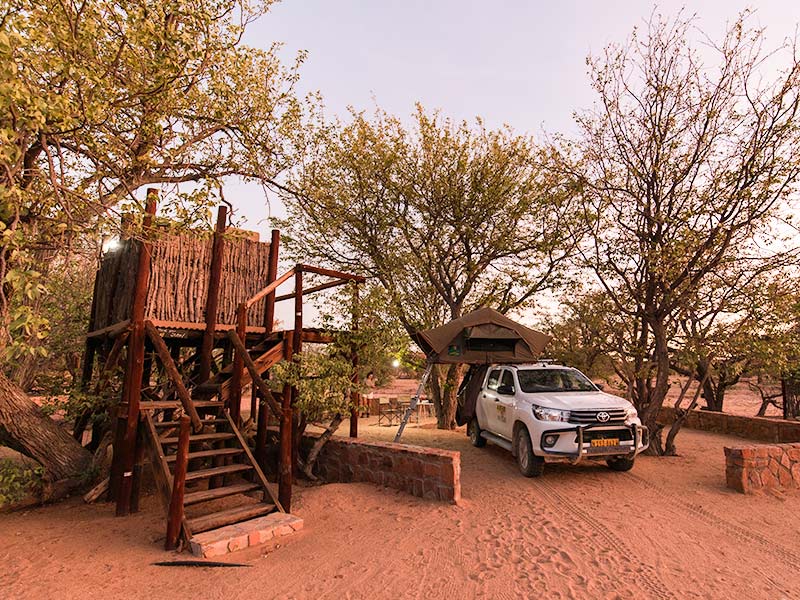 Budget-4x4-Allradwagen-Namibia-mit-Campingausrüstung-5-personen