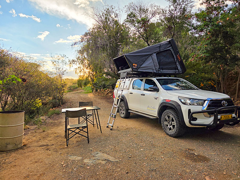 Camping in de natuur met een Asco 4x4-huurauto voor 2 personen en een daktent