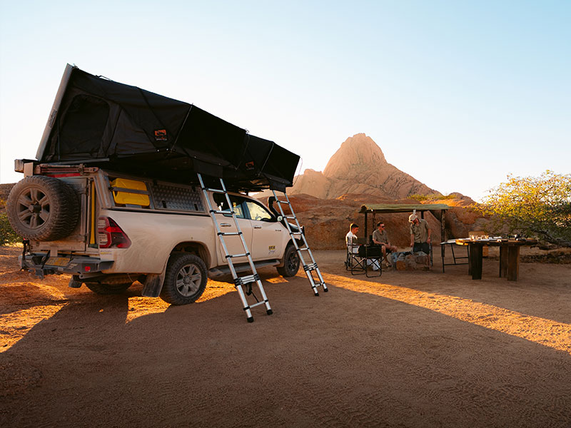 Campingplatz in der Natur mit einem 4x4-Mietwagen f&uuml;r 5 Personen und einem Dachzelt von Asco Car Hire
