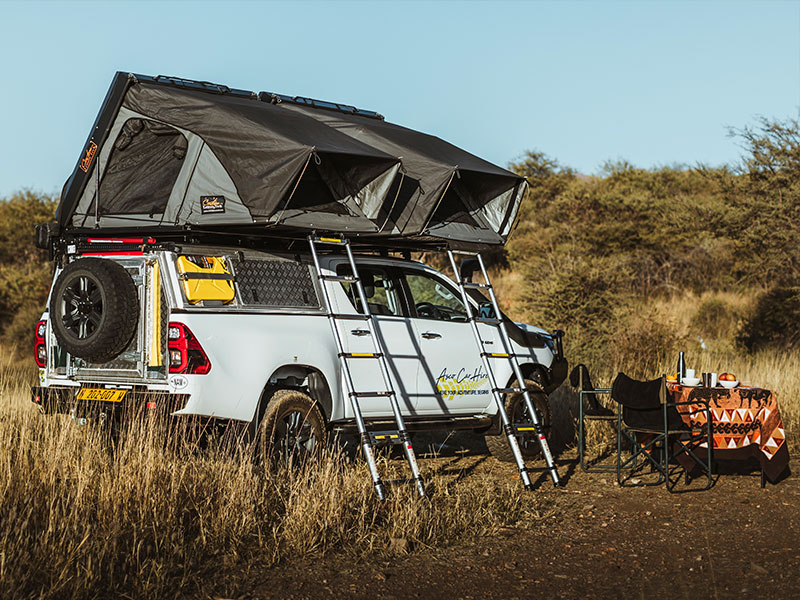 Campingplatz in der Natur mit einem 5-Personen-4x4-Safari-Mietwagen und einem Dachzelt von Asco Car Hire