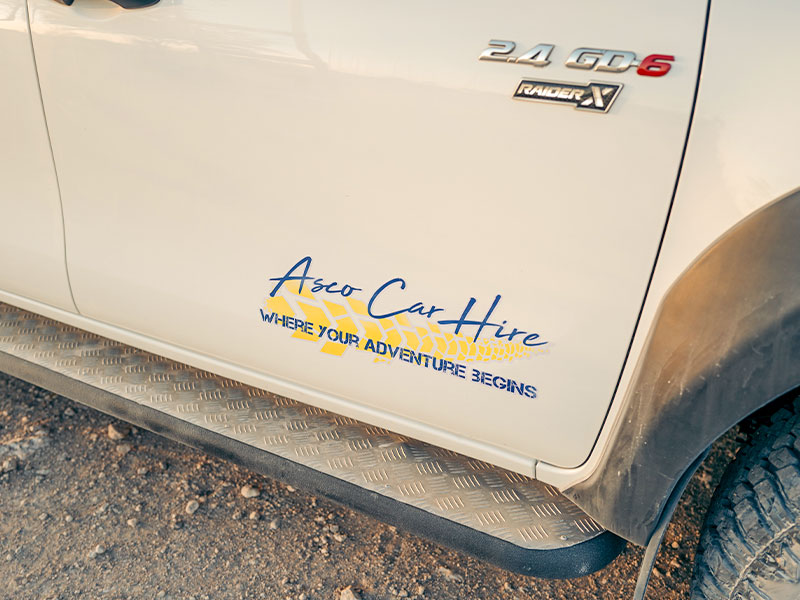 Close-up van het Asco-logo op een 4x4-huurauto voor self-drive in Namibi&euml;