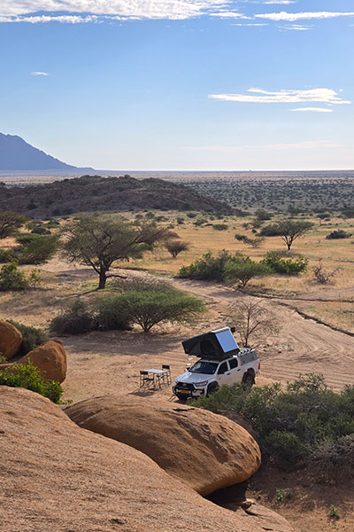 Safari-Campingplatz an der Spitzkoppe in Namibia mit einem Asco 4x4-Gel&auml;ndewagen mit Dachzelt