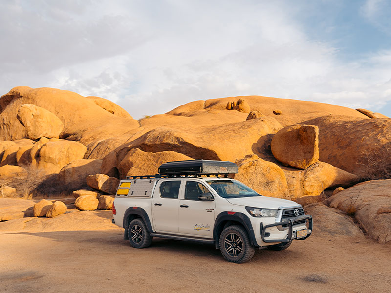 Toyota Hilux Asco 4x4-huurauto tijdens het kamperen in het Namibische landschap