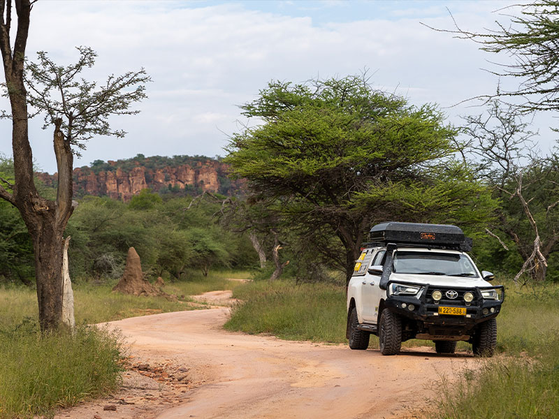 Toyota Hilux Safari 4x4-Mietwagen in Namibia mit einem Dachzelt, unterwegs durch die namibische Landschaft